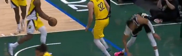 开云APP下载-看着挺严重啊！里弗斯：字母哥在一次扣篮后导致左膝过度伸展