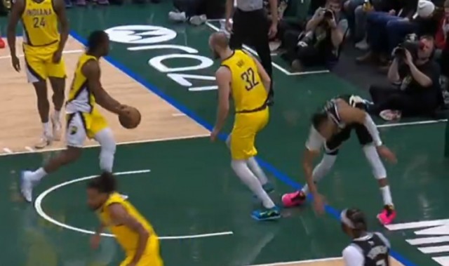 开云APP下载-看着挺严重啊！里弗斯：字母哥在一次扣篮后导致左膝过度伸展