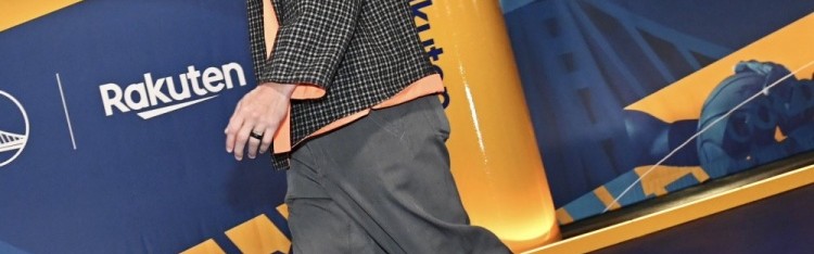 开云体育-细节满满！库里今日上脚Nike x 布克Blazer Low 橙白配色活力十足