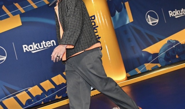 开云体育-细节满满！库里今日上脚Nike x 布克Blazer Low 橙白配色活力十足