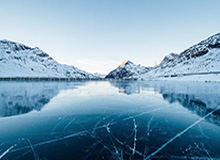 屡禁不止，西班牙人球迷朝场内扔水瓶击中赫罗纳门将加萨尼加